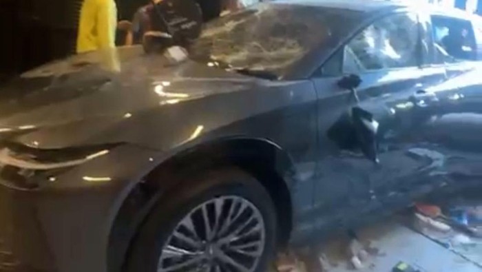 Mobil Lexus Ahmad Sahroni dirusak warga.