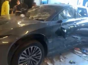 Ricuh! Warga Geruduk dan Jarah Rumah Sahroni, Mobil Dirusak