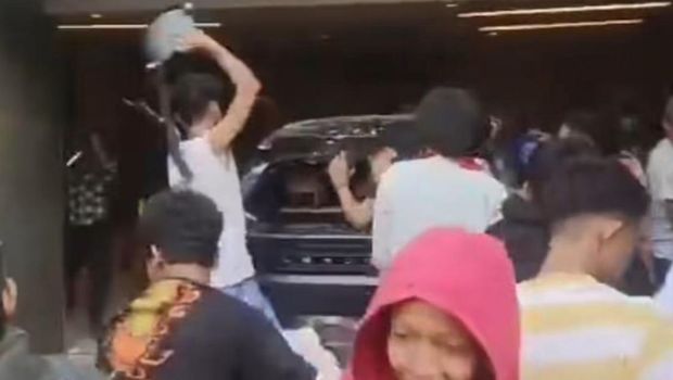 Mobil Lexus Ahmad Sahroni dirusak warga.