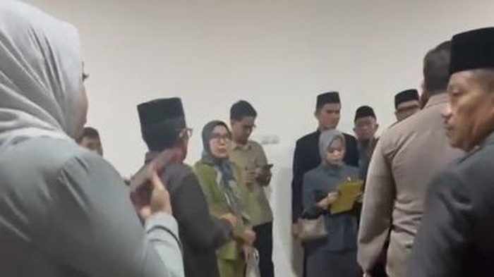 Momen evakuasi anggota dewan hingga staf saat Gedung DPRD Makassar dibakar massa.
