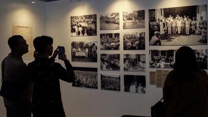 Napak Tilas Kemerdekaan Lewat Pameran Arsip dan Foto 1945 di Solo Pengunjung mengamati arsip koran lama saat pembukaan pameran Foto dan Arsip 1945 di Museum Pers Nasional, Solo, Jawa Tengah, Sabtu (30/8/2025). Pameran yang berlangsung hingga Minggu (7/9/2025) tersebut digelar Kantor Berita Antara yang diharapkan dapat menambah wawasan bagi pengunjung tentang sejarah bangsa pada 1945 yang tersaji dalam bentuk visual cetak. ANTARA FOTO/Maulana Surya/sgd