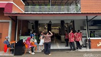 Nasi Tempong Indra cabang Tebet areanya sangat luas. Memiliki dua lantai yang selalu penuh setiap hari. Terlebih saat jam makan siang.  Foto: detikcom/Riska Fitria