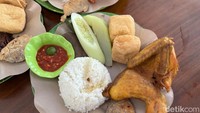 Tak kalah jadi favorit ada lauk ayam 1/2 ekor seharga Rp 60.000. Jenis ayamnya menggunakan ayam kampung. Teksturnya empuk dan tidak alot. Foto: detikcom/Riska Fitria