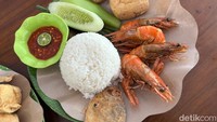 Mulai dari ikan asin, dua tahu goreng, sambal tempong, dan lalapan rebus seperti, kacang panjang, labu siam, dan timun segar. Untuk udang gorengnya disajikan sebanyak 4 ekor. Foto: detikcom/Riska Fitria