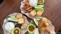 Nasi Tempong Indra sangat populer jadi destinasi kuliner di Bali. Restoran yang berdiri tahun 2006 tersebut akhirnya buka di Jakarta. Foto: detikcom/Riska Fitria