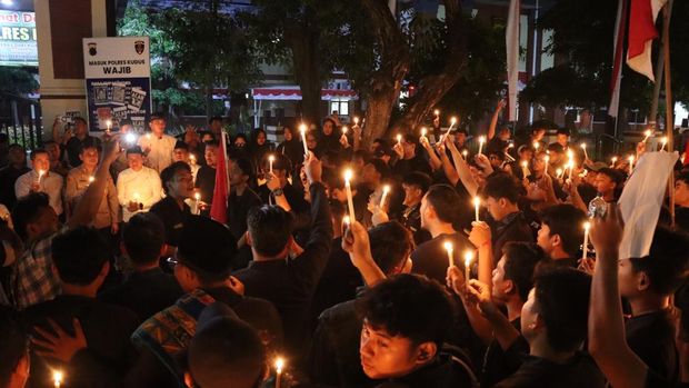 Mahasiswa menggelar doa bersama dan menyalakan lilin di Polres Kudus, Jumat (29/8/2025) malam.