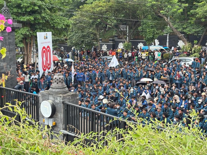 Aksi damai BEM Undip di depan Mapolda Jateng, Sabtu (30/8/2025).
