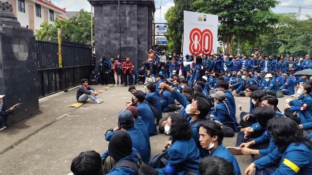 Aksi damai BEM Undip di depan Mapolda Jateng, Sabtu (30/8/2025).