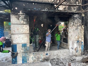 Ojol & Warga Kompak Bersihkan Pos Polisi yang Dibakar Massa di Surabaya