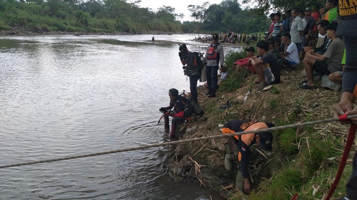 Relawan gabungan melakukan pencarian terhadap korban hanyut penebang kayu di Sungai Progo wilayah Kabupaten Magelang, Sabtu (30/8/2025).