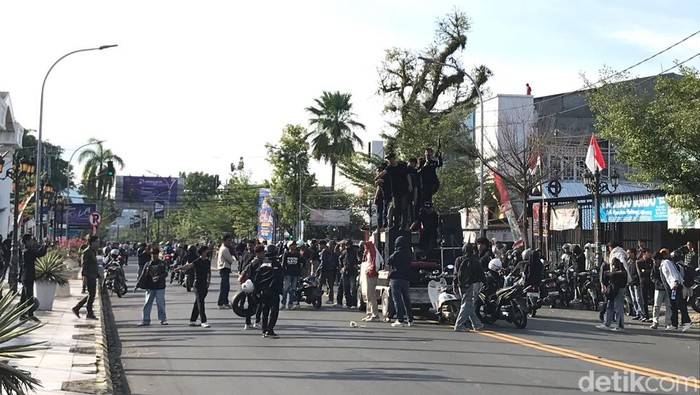 Sejumlah mahasiswa melakukan unjuk rasa di depan kantor Wali Kota Palopo, Sulawesi Selatan (Sulsel).