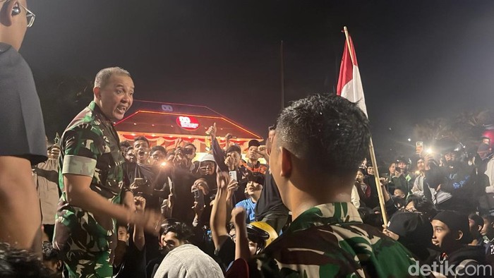 Pangdam V/Brawijaya temui pendemo di Grahadi