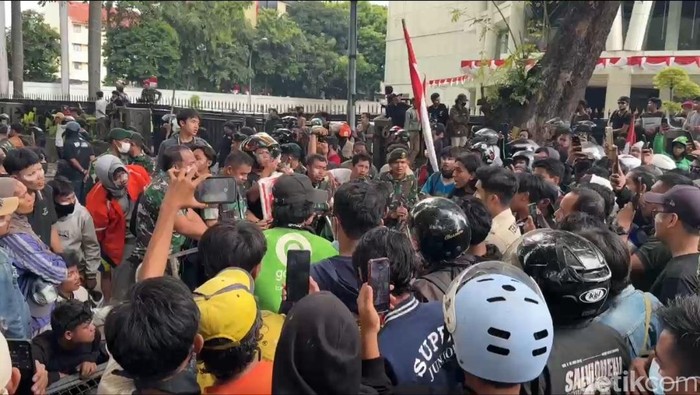 Pangkostrad Letjen TNI M Fadjar mendatangi Mako Brimob Kwitang, Jakpus. Pangkostrad dan jajaran meninjau Mako Brimob Kwitang dan sempat berdiskusi dengan massa. (dok Istimewa)