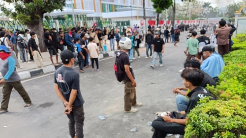 Para demonstran memadati DPRD NTB di Jalan Udayana, Mataram, Sabtu (30/8/2025). (Abdurrasyid Efendi/detikBali)