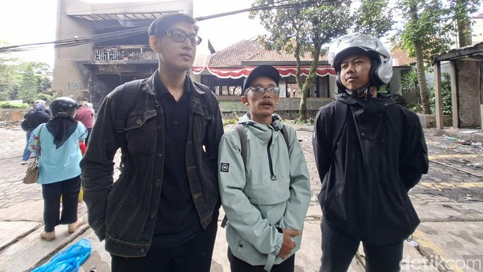 Pegawai Restoran Sunda Sambara, Ryan (tengah) dan Dimas (kiri)