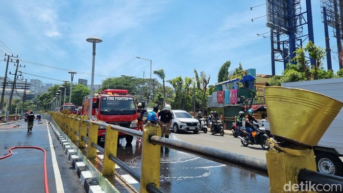 Pembersihan Jalan Gubeng Pojok Oleh Petugas Gabungan