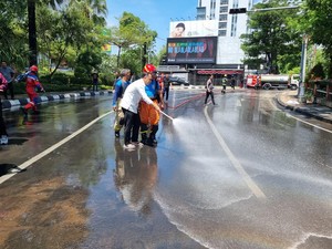2 Pemotor Jatuh di Jalan Pemuda Surabaya Imbas Jalan Licin Sisa Demo