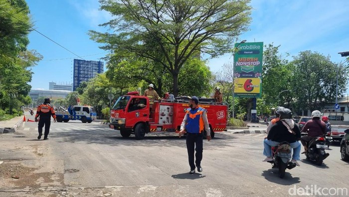 Pemkot Surabaya Bersih-Bersih Jalanan Setelah Demo 29 Agustus 2025