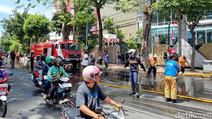 Pemkot Surabaya Bersih-Bersih Jalanan Setelah Demo 29 Agustus 2025 Pemkot Surabaya Bersih-Bersih Jalanan Setelah Demo 29 Agustus 2025