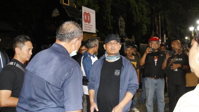 Gubernur Jawa Tengah Ahmad Luthfi saat meninjau lokasi yang terdampak demo ricuh di kawasan kantor Gubernur Jateng, Semarang, Jumat (29/8/2025).