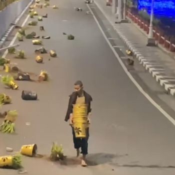 Pemuda Mengumpulkan Pot Bunga