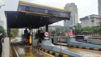 Gerbang Tol Semanggi I juga mengalami kerusakan imbas aksi rusuh massa dan belum dibuka.