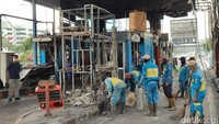 Gerbang Tol Semanggi II rusak parah. Petugas dari Jasa Marga membersihkan puing-puing gerbang tol imbas aksi massa.  