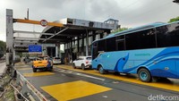 Gerbang Tol Senayan sudah kembali beroperasi pada Sabtu (30/8). Pengoperasian gerbang tersebut dilakukan secara manual dikarenakan fasilitas di Gerbang Tol Senayan tidak bisa digunakan usai dirusak oleh massa yang rusuh pada Jumat (29/8) malam.  
