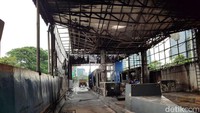 Gerbang Tol Slipi I alami kerusakan yang parah imbas  aksi massa rusuh, Sabtu (30/8/2025). Hampir seluruh fasilitas terbakar. Untuk saat ini Gerbang Tol Slipi I belum bisa dilalui kendaraan. Petugas PT Jasa Marga mulai membersihkan puing-puing dan abu dari Gerbang Tol Slipi I yang terbakar pada Jumat (29/8/2025) malam.