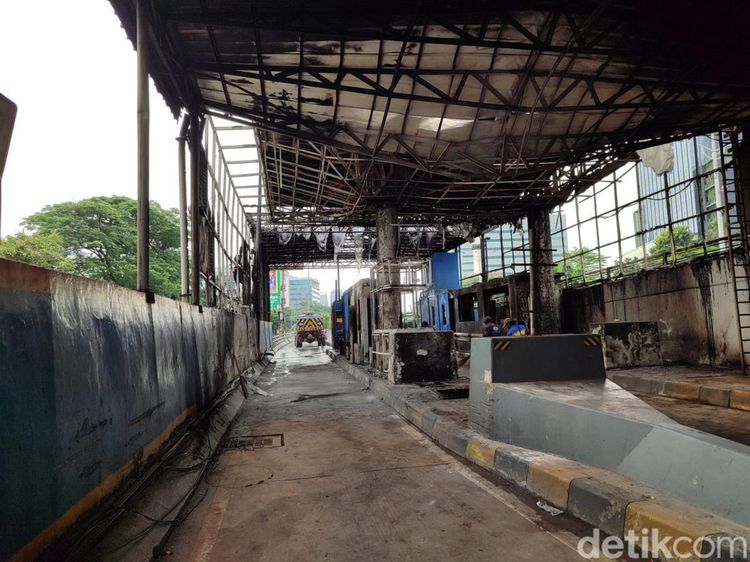 Penampakan 7 Gerbang Tol Dalam Kota Rusak Parah Dibakar Massa