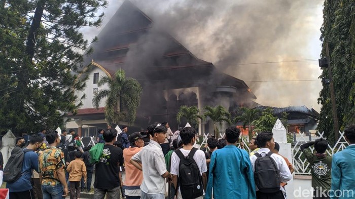 Penampakan Gedung DPRD NTB dikabar massa pendemo