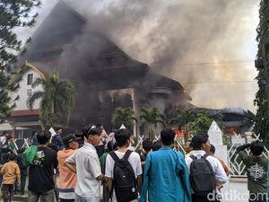 Video Penampakan Gedung DPRD NTB yang Dibakar Massa