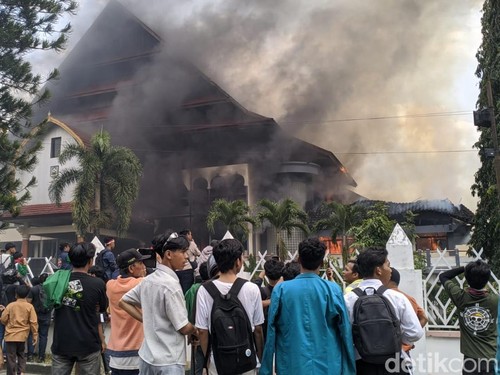 Penampakan Gedung DPRD NTB dikabar massa pendemo