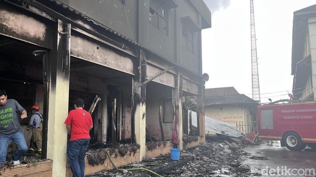 Penampakan Gedung SPKT Polda DIY hangus terbakar, Sabtu (30/8/2025). Gedung SPKT Polda DIY ini terdampak demo ricuh pada Jumat (29/8/2025).