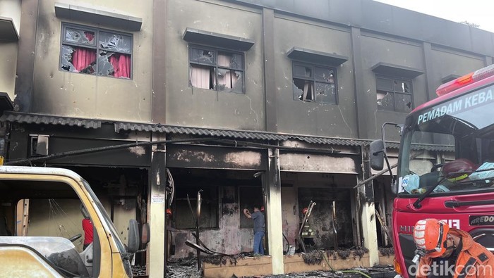 Penampakan Gedung SPKT Polda DIY hangus terbakar, Sabtu (30/8/2025). Gedung SPKT Polda DIY ini terdampak demo ricuh pada Jumat (29/8/2025).