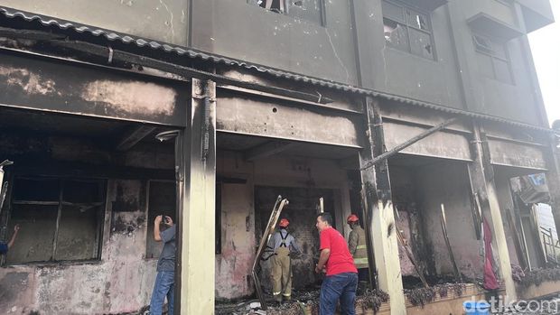 Penampakan Gedung SPKT Polda DIY hangus terbakar, Sabtu (30/8/2025). Gedung SPKT Polda DIY ini terdampak demo ricuh pada Jumat (29/8/2025).