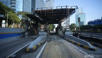 Kondisi pintu tol yang terbakar dan kini tak berfungsi mencuri perhatian pengendara yang melintas.