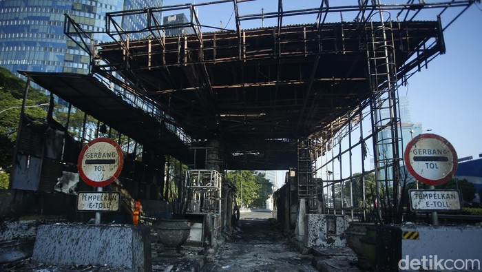 Penampakan Gerbang Tol Kuningan 1 Hangus Sisa Rangka Usai Demo Ricuh Kondisi Pintu Tol Kuningan 1 di Jalan Gatot Subroto, Jakarta, tampak hangus terbakar usai amuk massa, Sabtu (30/8/2025).