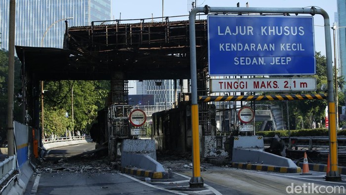 Penampakan Gerbang Tol Kuningan 1 Hangus Sisa Rangka Usai Demo Ricuh Kondisi Pintu Tol Kuningan 1 di Jalan Gatot Subroto, Jakarta, tampak hangus terbakar usai amuk massa, Sabtu (30/8/2025).