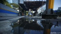 Petugas memeriksa sisa kebakaran di Pintu Tol Kuningan 1 yang menjadi akses masuk menuju Tol dalam kota arah Slipi.