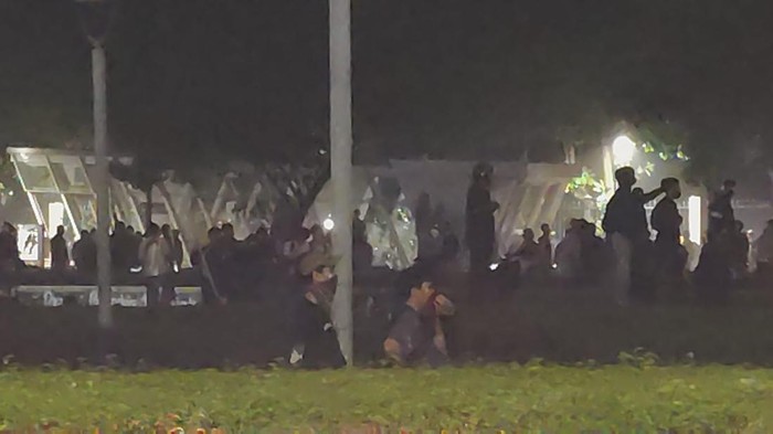 Penampakan massa masih berkumpul di sekitar Polda Metro Jaya  (Mulia/detikcom)