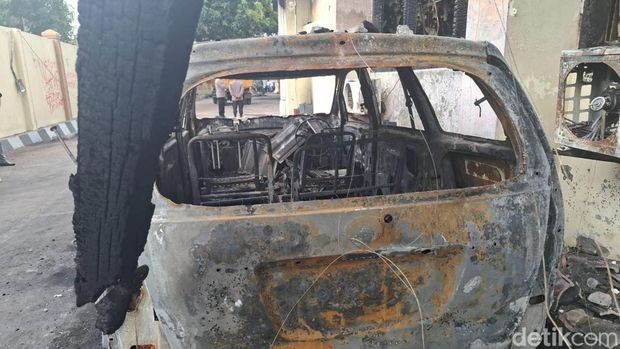 Penampakan mobil polisi yang hangus terbakar di Mapolda DIY, Sleman, Sabtu (30/8/2025).