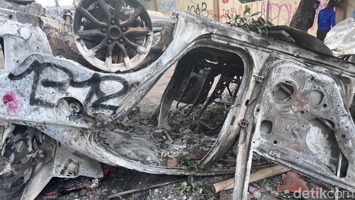 Penampakan mobil polisi yang hangus terbakar di Mapolda DIY, Sleman, Sabtu (30/8/2025).