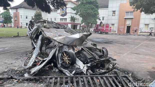 Penampakan mobil polisi yang hangus terbakar di Mapolda DIY, Sleman, Sabtu (30/8/2025).