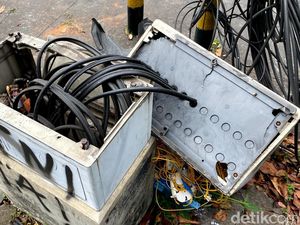 Lampu Merah Dago Tak Hanya Dirusak, Jeroannya Pun Raib