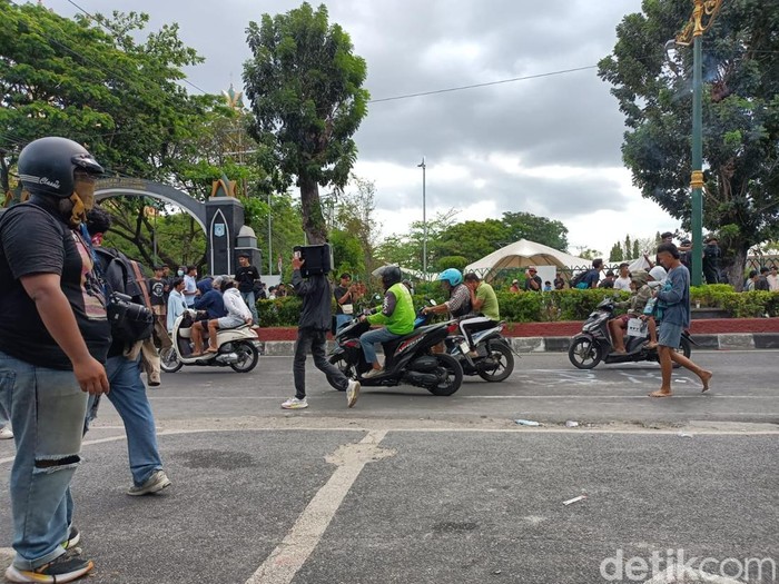 Pendemo melakukan penjarahan usai membakar Gedung DPRD NTB ludes terbakar Pendemo melakukan penjarahan usai membakar Gedung DPRD NTB ludes terbakar