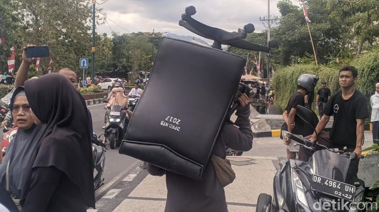 Gedung DPRD NTB yang Dibakar Dijarah, Kursi hingga Printer Dipikul