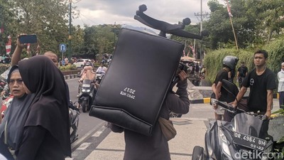 Gedung DPRD NTB yang Dibakar Dijarah, Kursi hingga Printer Dipikul