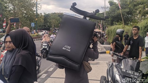 Pendemo menjarah kursi kerja yang ada di Gedung DPRD NTB