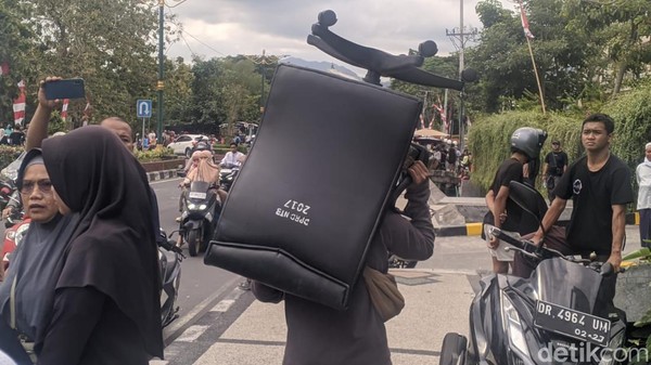 Gedung DPRD NTB yang Dibakar Dijarah, Kursi hingga Printer Dipikul